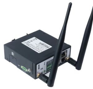 Afbeelding van Industriële Router met Antennes 2 - Een industriële router uitgerust met antennes.